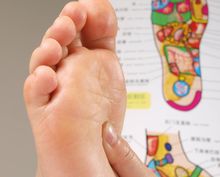 En fod, der får zoneterapi