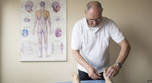Akupunktør, som behandler en kvindes fødder